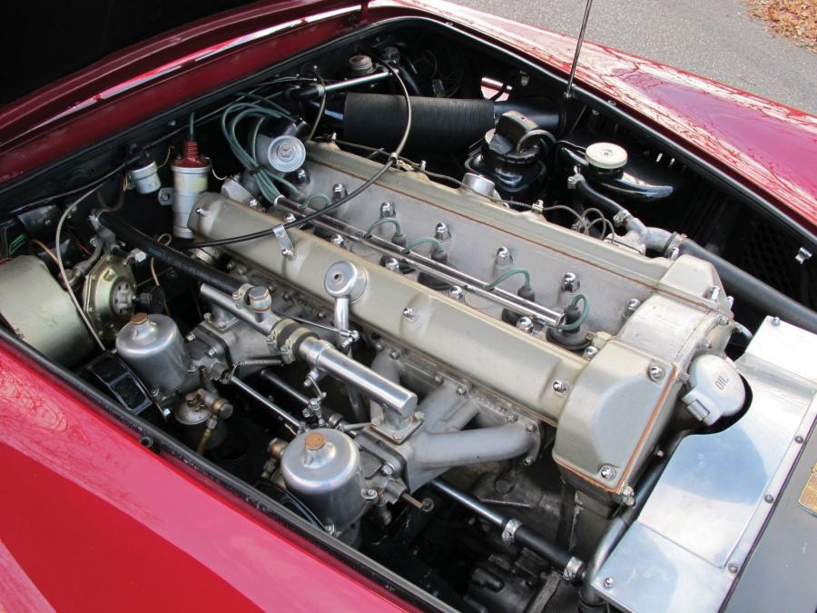 Моторный отсек Aston Martin DB4 (245/L) 1960 года  (фото 18 из 19)
